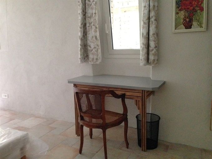Petite table bureau dans la chambre
