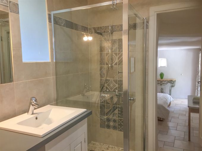 La douche et le lavabo avec accès direct à la chambre.
