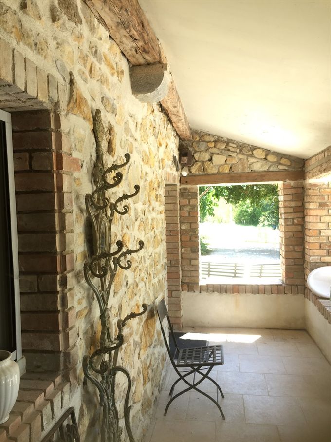 Sortie de la pièce à vivre vers la terrasse couverte