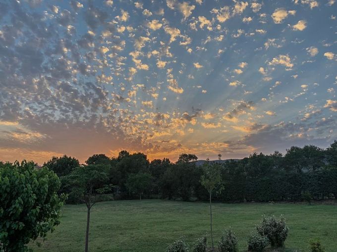 Un magnifique couché de soleil vue du parking ---- A beautiful sunset view of the parking ---- Ein wunderschöner Sonnenuntergang über dem Parkplatz