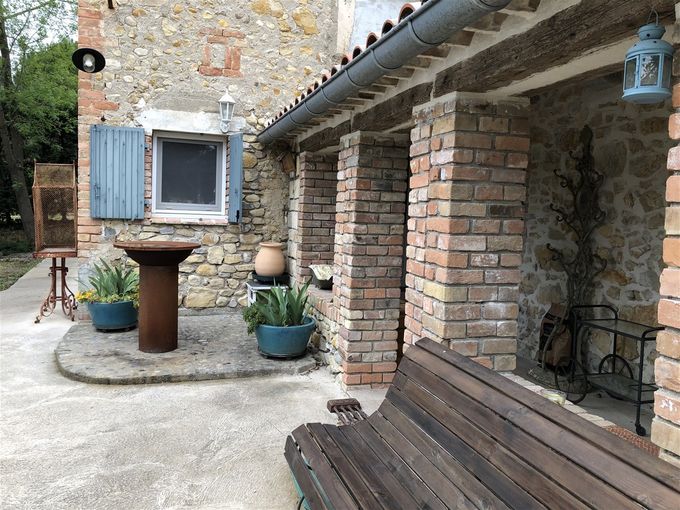 Entrée du gîte et Pierrade pour plus de convivialité !