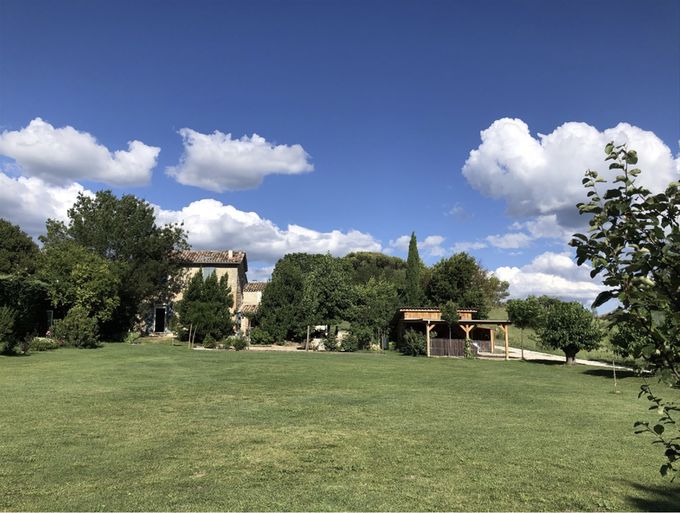 Jardin côté gîte ---Garden ---- Gartenhaus
