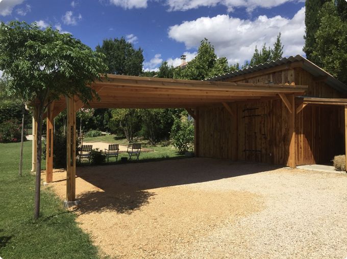 Pour votre confort le parking est maintenant couvert et un petit abri est là pour votre vélo.------------------------------------ For your comfort the car park is now covered and a small shelter is there for your bike.------------------------------------------ Für Ihren Komfort ist der Parkplatz jetzt überdacht und ein kleiner Unterstand für Ihr Fahrrad ist vorhanden.----