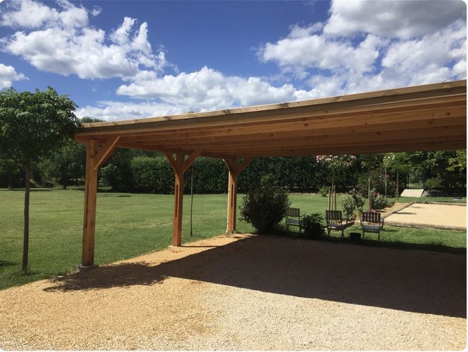 Emplacement parking et terrain de pétanque--- parking space and pétanque court ---Parkplatz und Bouleplatz