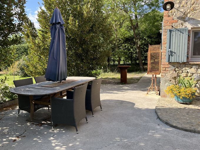 a terrasse ouverte pour des petits déjeuners au soleil et en soirée à l'ombre ---- outside patio ----Außenterrasse.