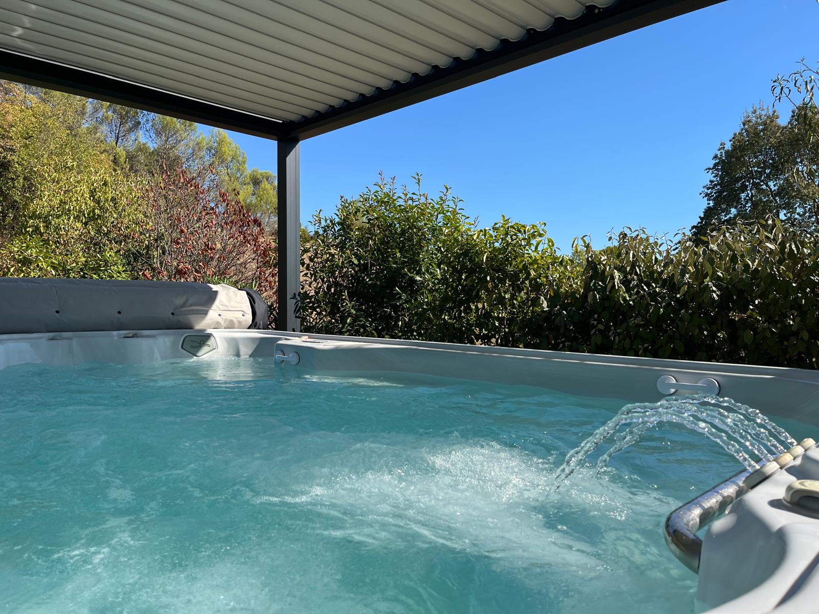 Le spa sous sa couverture bioclimatique