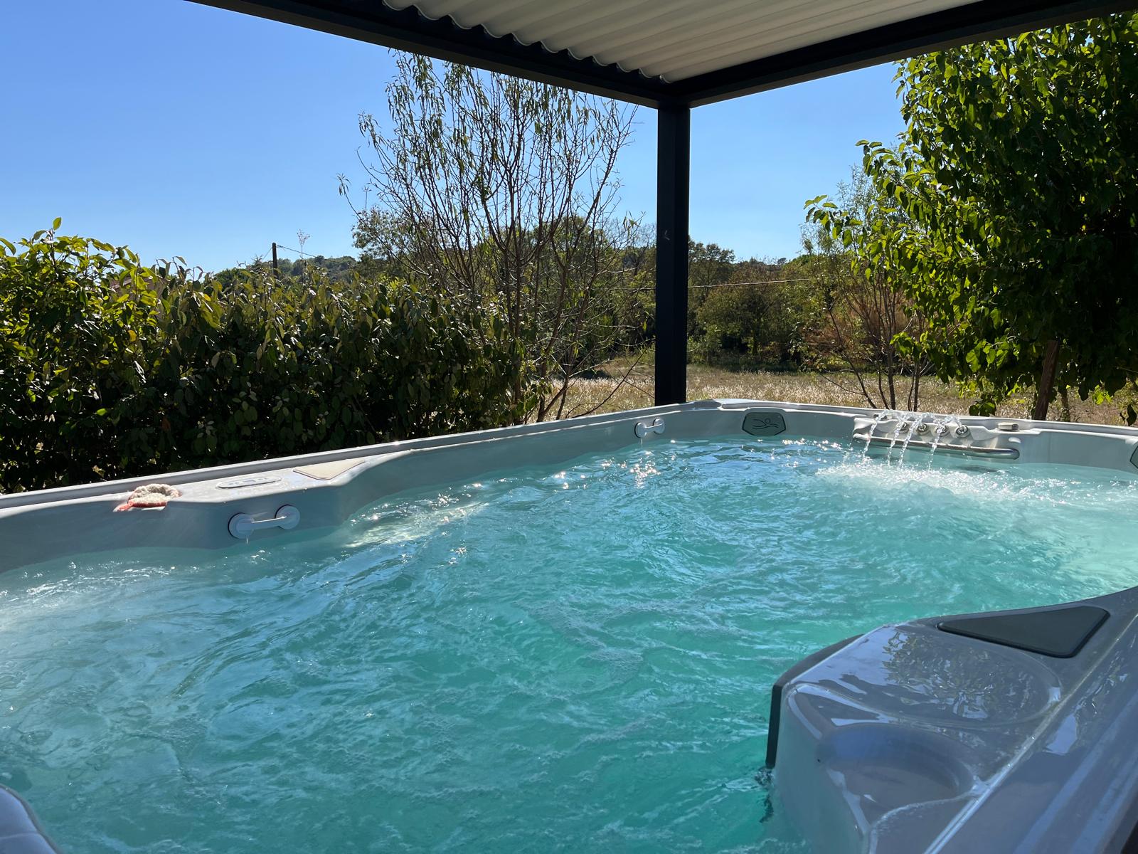 Le spa couvert pour en profiter par tous les temps