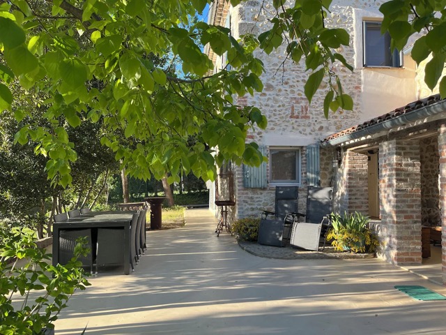 terrasse pour des petits déjeuners au soleil et en soirée à l'ombre ---- outside patio ----Außenterrasse.