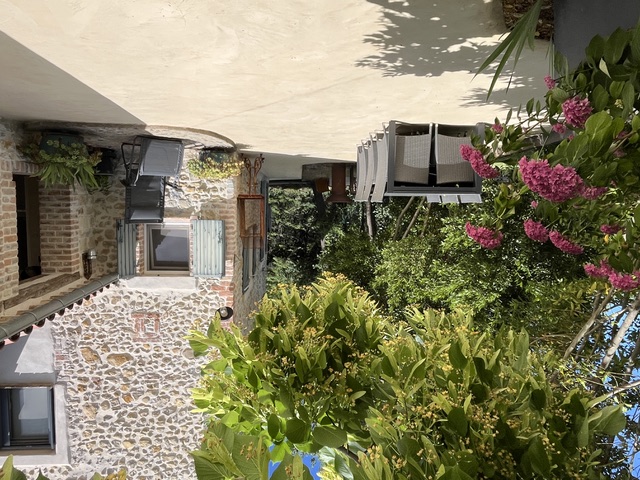 ntrée du gîte et Pierrade pour plus de convivialité !